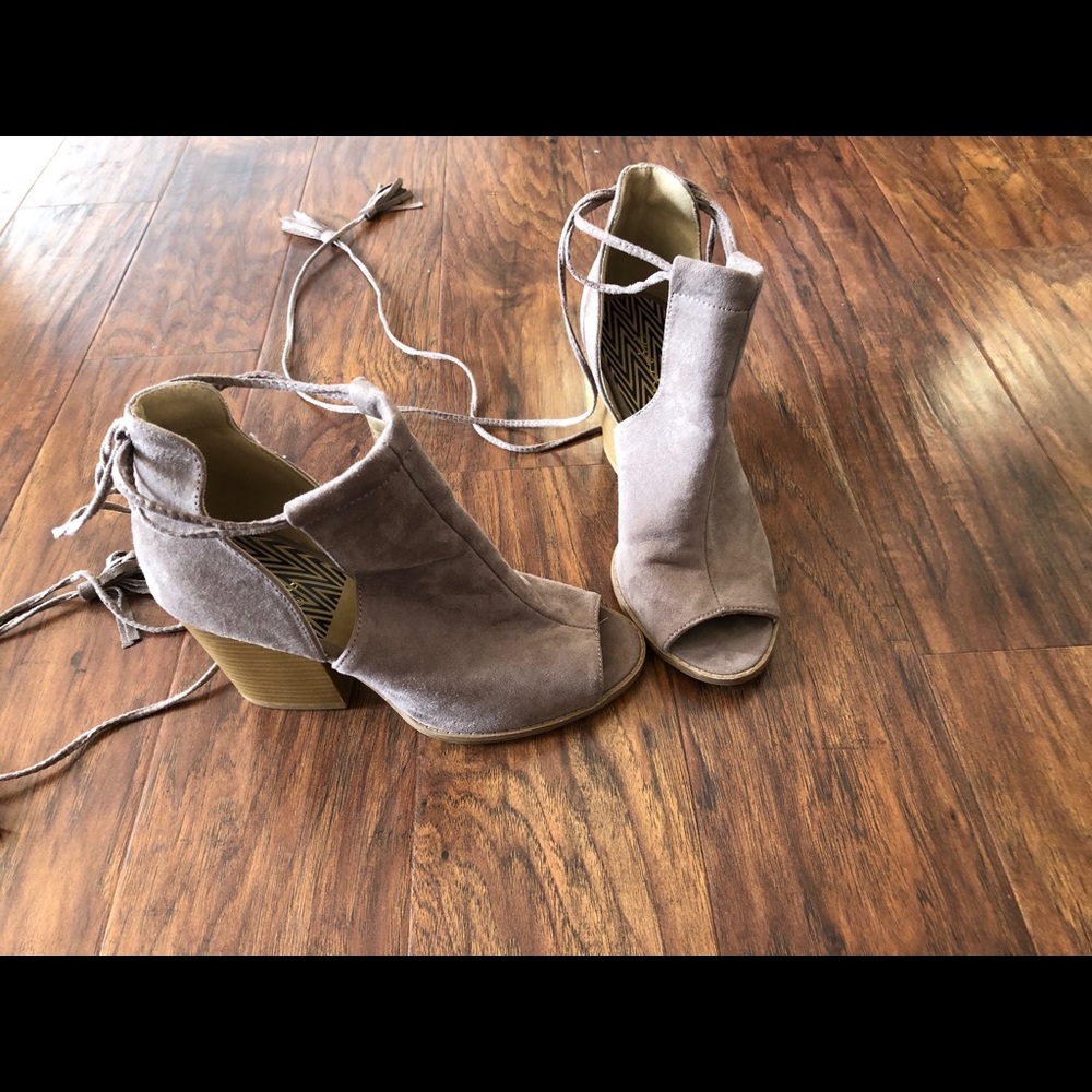 heeled boots with laces for wrapping legs